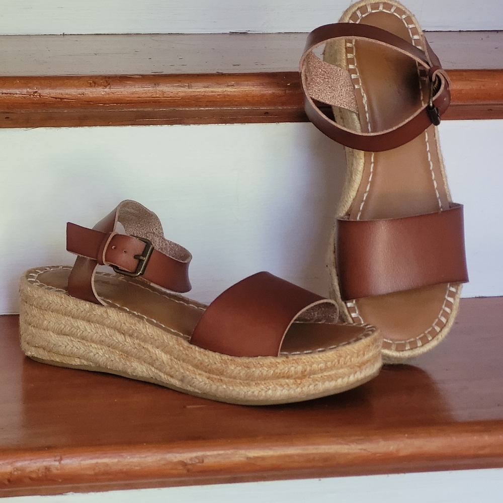 Universal Thread 2 Inch Platform Sandals Size 8 1… - image 1